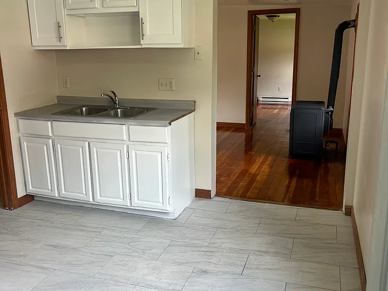 21 Clarke St #B — Photo 8