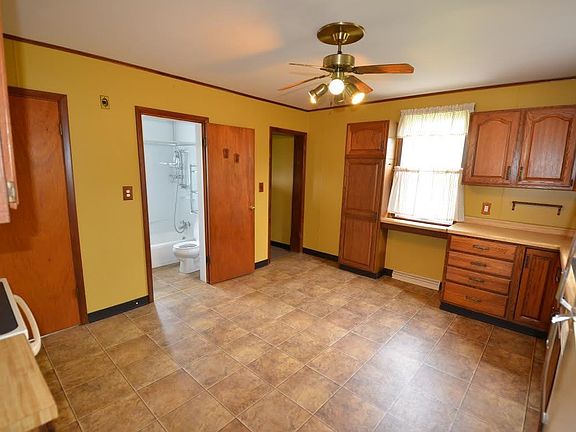 5th image of 1017 N 9th Ave E