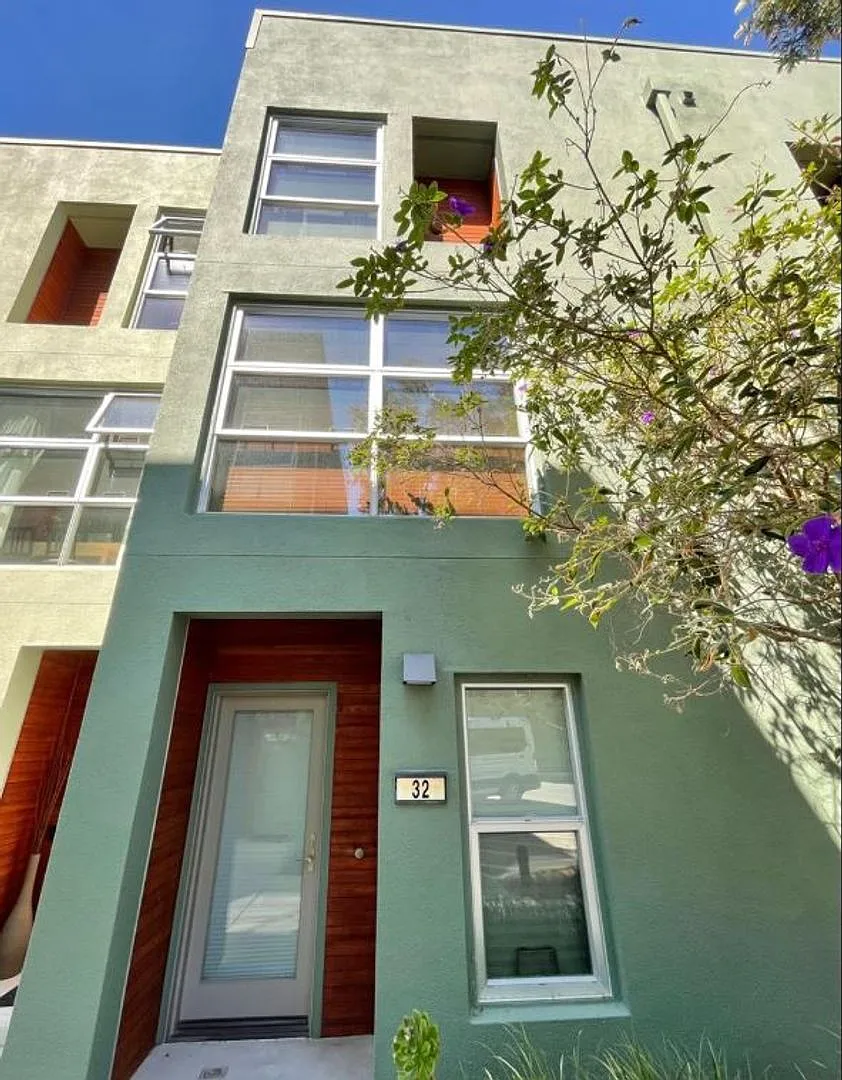 Modern Split-Level Townhome 2 Bedroom, 2 Bath in Emeryville — Photo 1