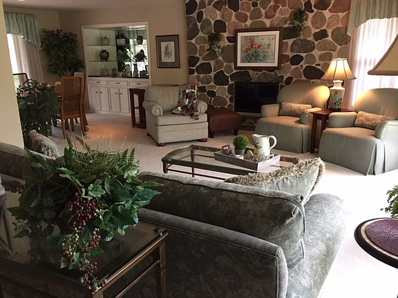 Living Room/Dining Room 