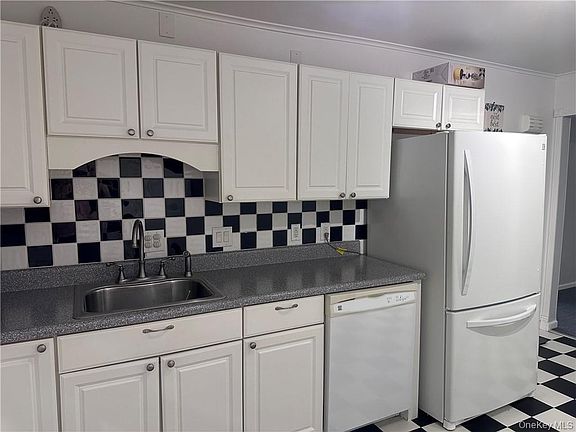 3rd image of 407 Old Mill Road