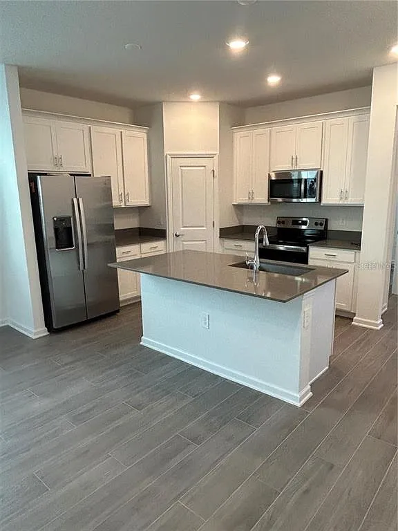 4 bed, 3.0 bath, 2023 sqft, $2,450 — Photo 3