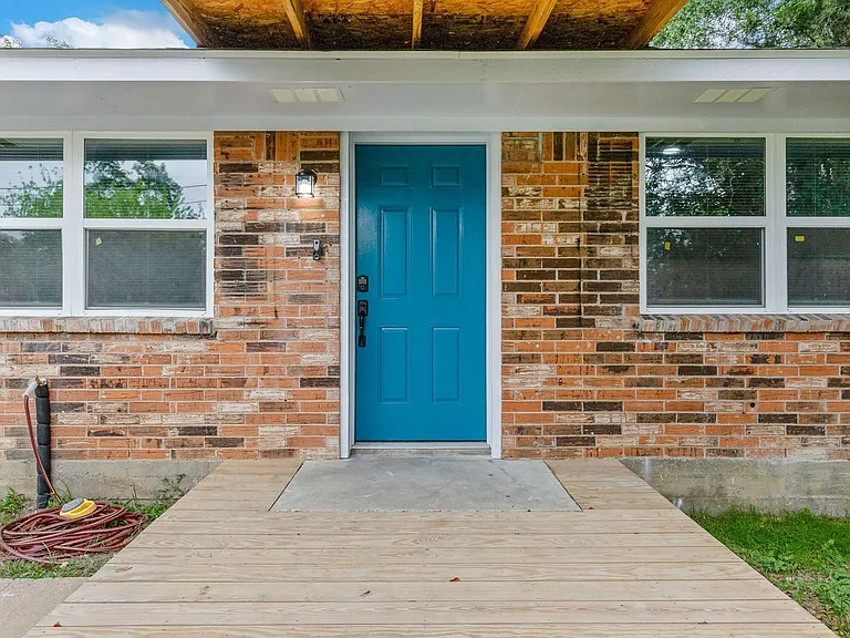 1401 Garrett St — Photo 3