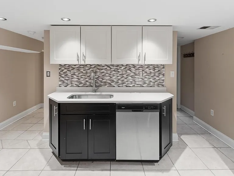 11 R St NW #2 — Photo 6