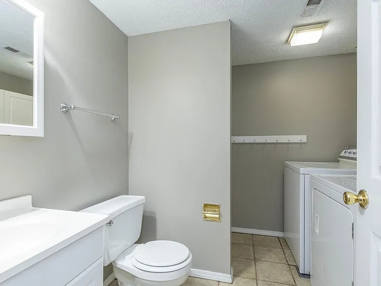 Beautiful and Spacious Townhomes near IU Campus — Photo 11