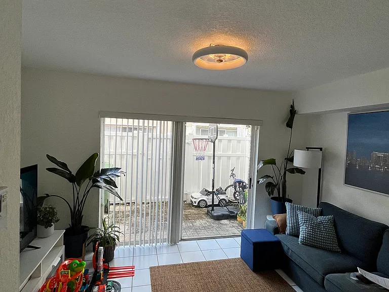 171 Riviera Cir #172 — Photo 2