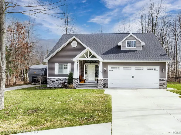 2974 E Bob White Dr, Smiths Creek, MI 48074