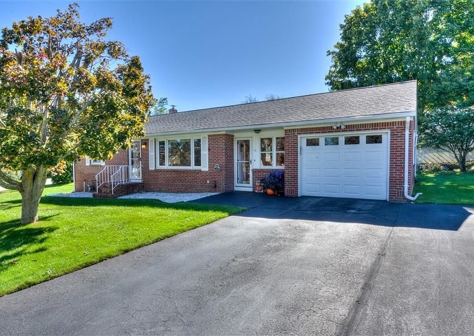 1st image of 10 Brown Dr