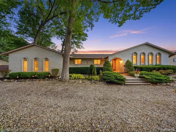 1721 Imperial Dr, Highland, MI 48356