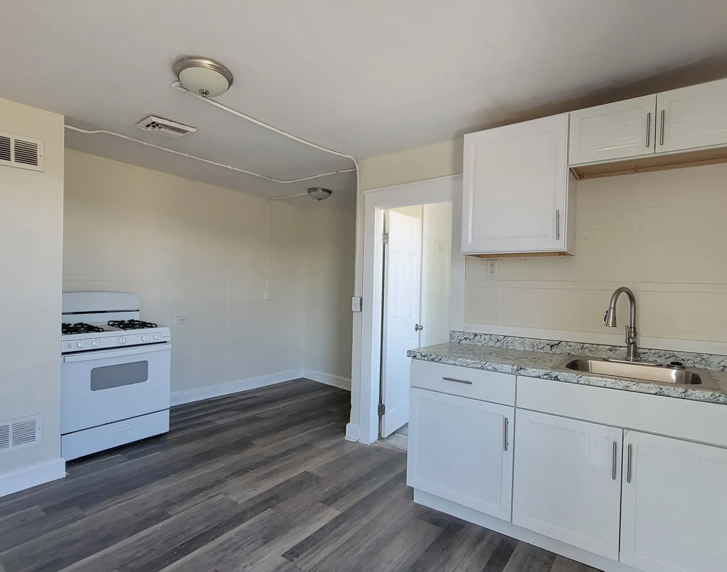 220 Main St — Photo 2