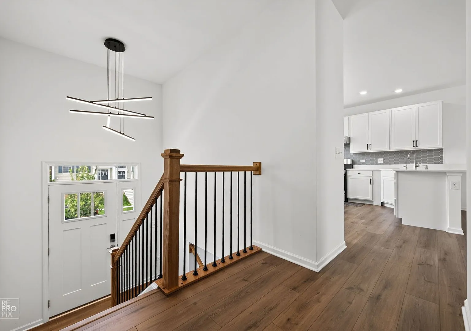 Gorgeous 3 Bedroom home in Heritage Park! — Photo 3
