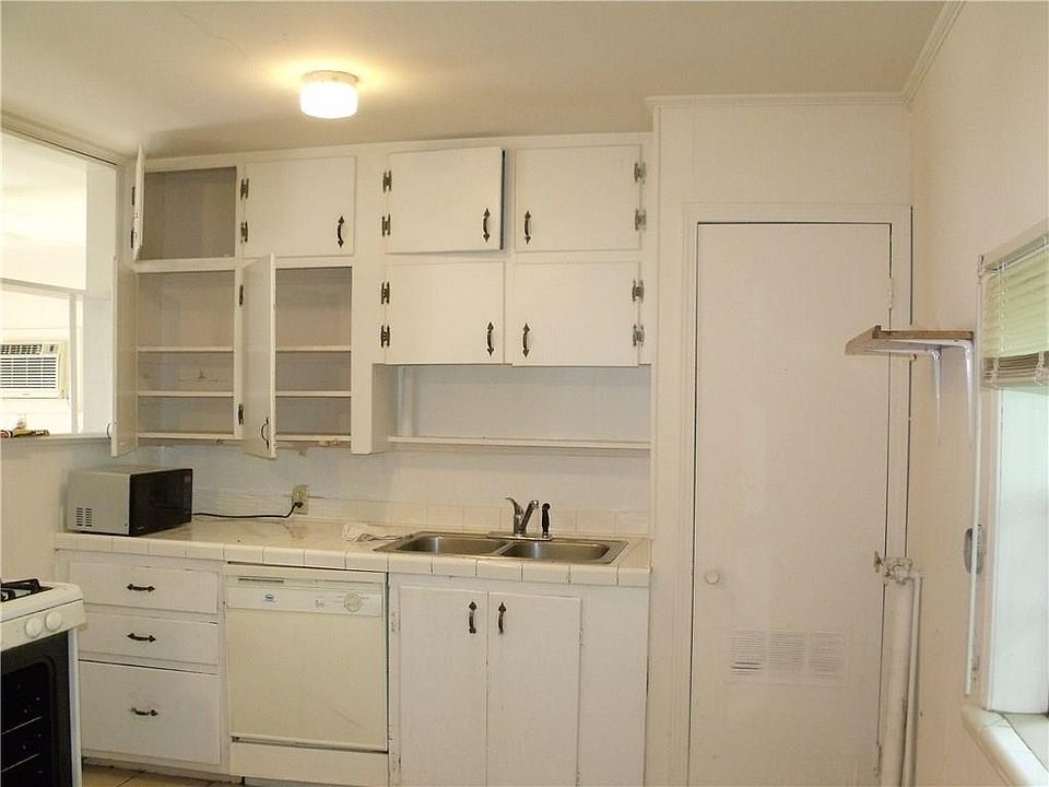 1st image of 410 Dickson St