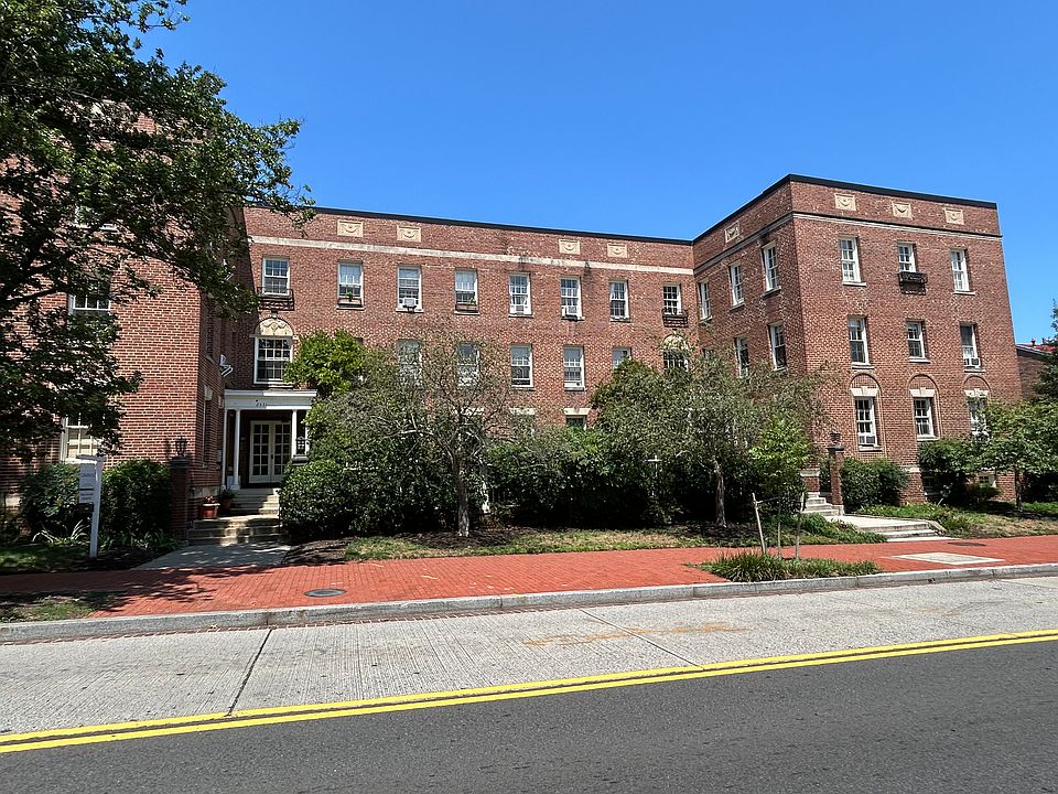 Q Street NW Entrance