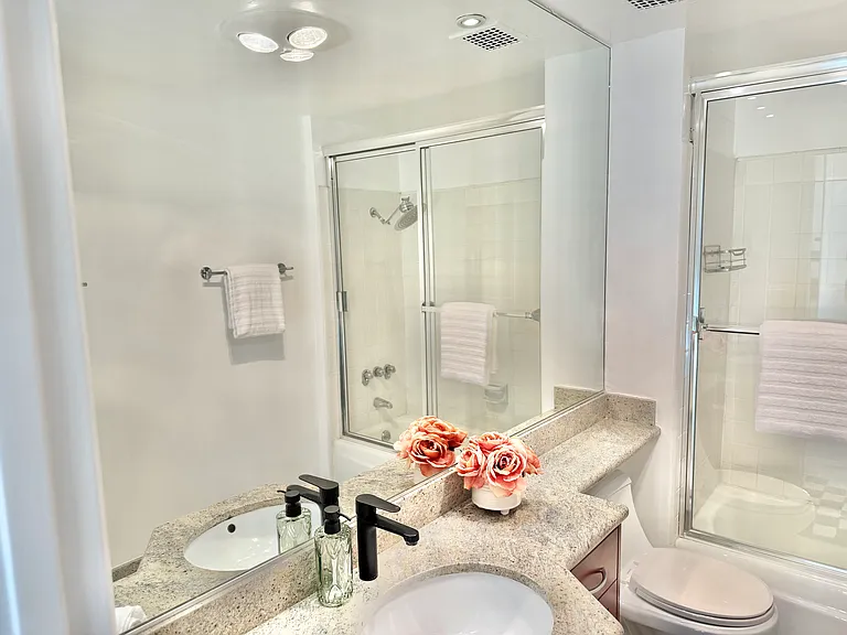 Spacious bathroom with heat lamps in the ceiling for maximum comfort!