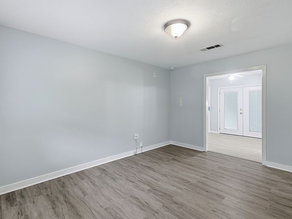 4th image of 236 Lionel Rd