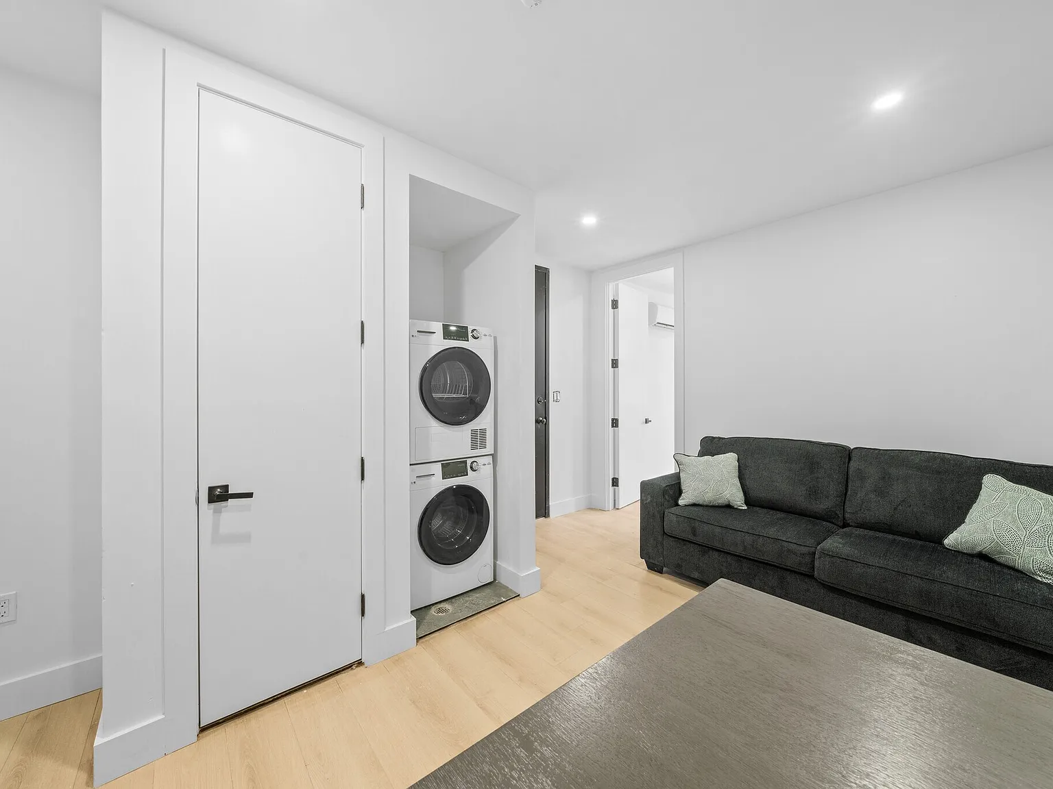 3 bed, 869 sqft, $2,988 — Photo 4