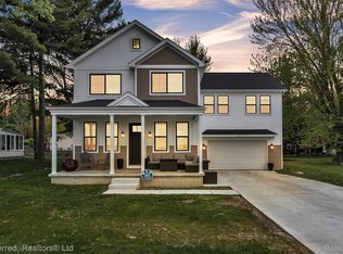 5264 Cooley Lake Rd, Waterford, MI 48327