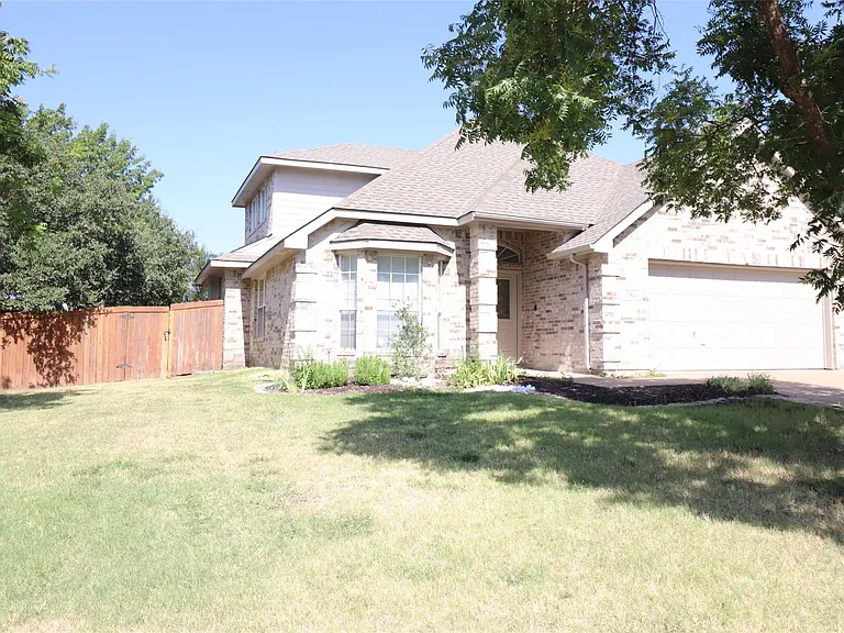 7901 Stonehaven Ln — Photo 3