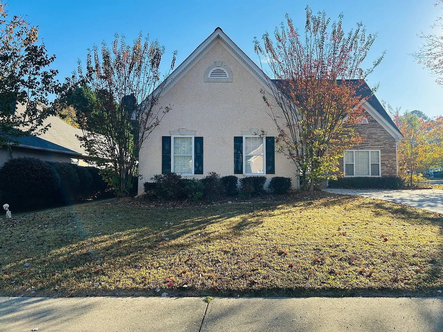 Lovely 2 story plan w/master on the main, 2 car garage, fenced yard, must see! — Photo 2
