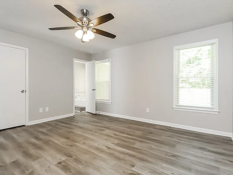35 Riverside Ct — Photo 10