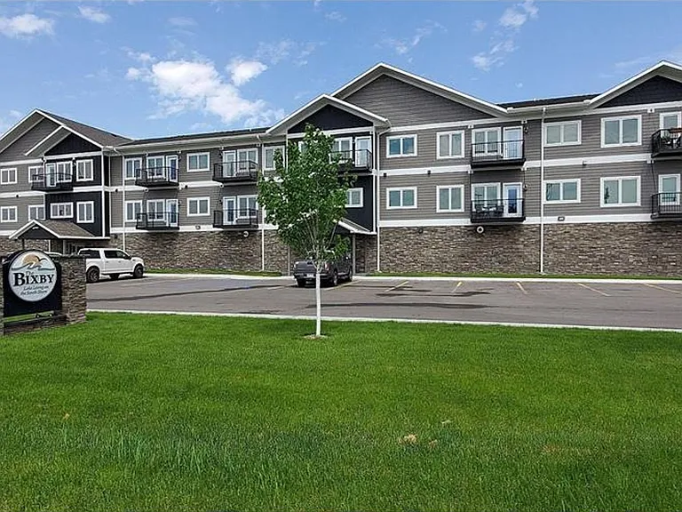 715 Lake Shore Dr NE #106 — Photo 2