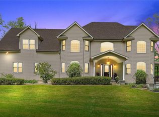 6 Scenic View Dr, New Windsor, NY 12553