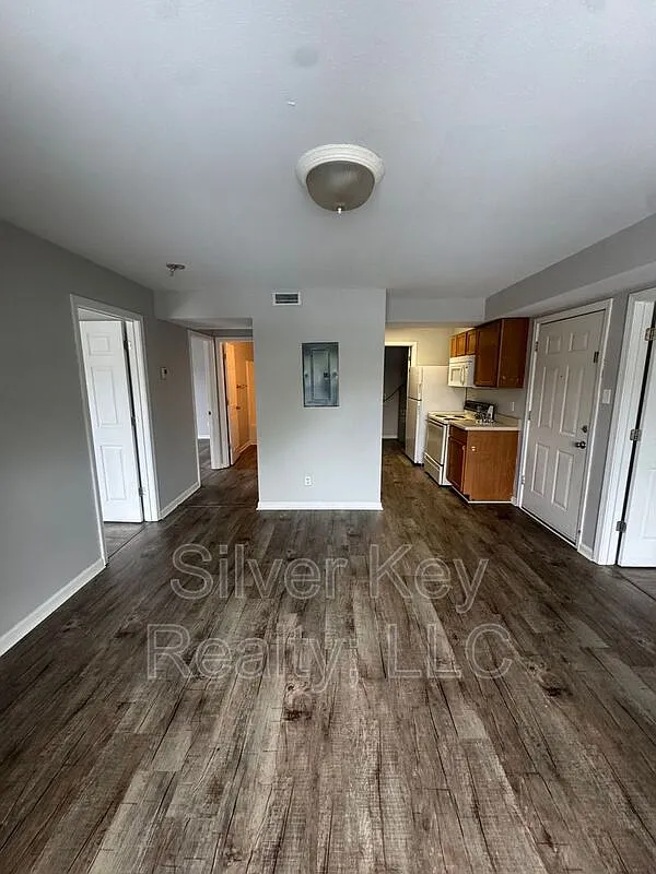 3 bed, 1.0 bath, $995 — Photo 4