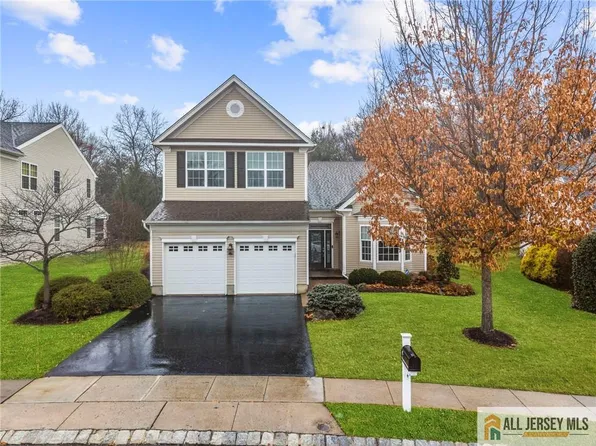 6 Edgemere Dr, Kendall Park, NJ 08824