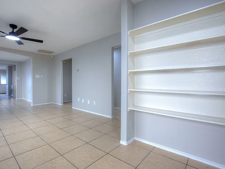 718 Remwick Dr — Photo 3