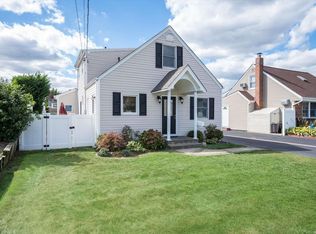 122 Rosebud Ave, Merrick, NY 11566