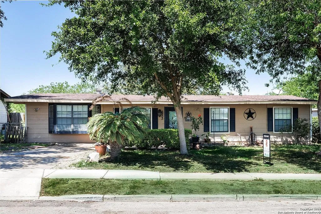 4 bed, 1368 sqft, $1,850 — Photo 1