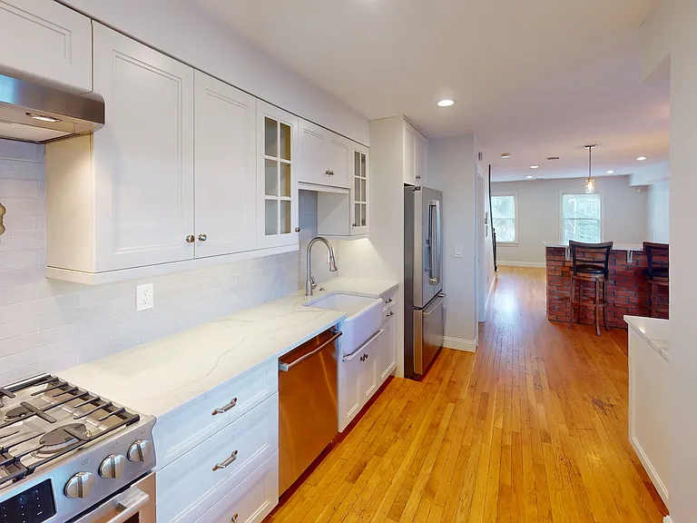 214 W 7th St #2L — Photo 7