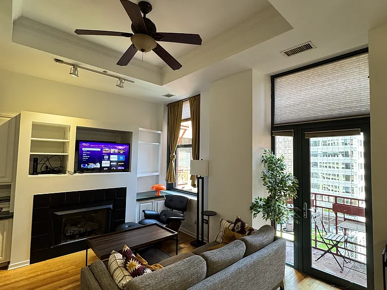 208 W Washington St #1208 — Photo 2
