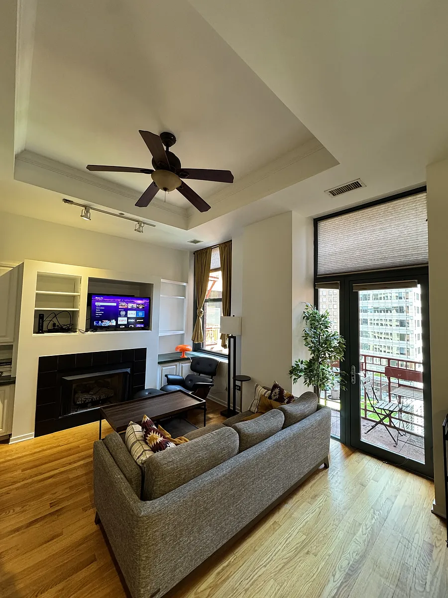 Building Photo - 208 W Washington St #1208