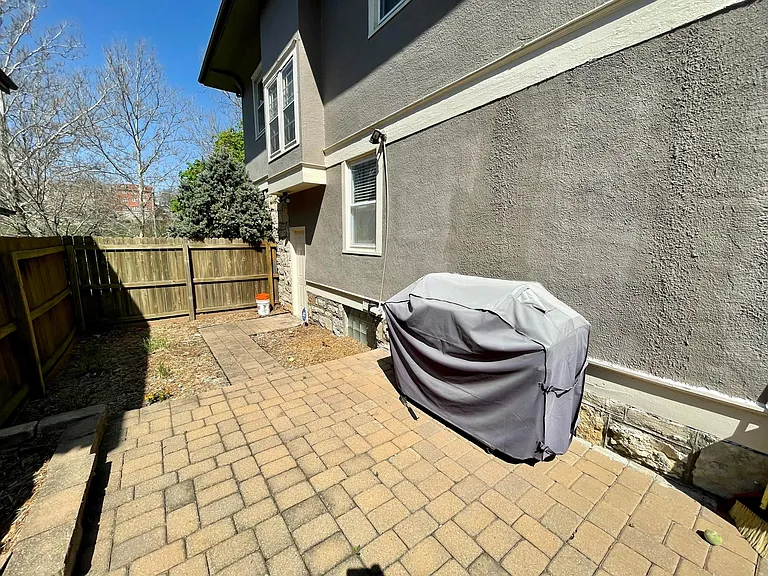 4233 Kenwood Ave — Photo 38