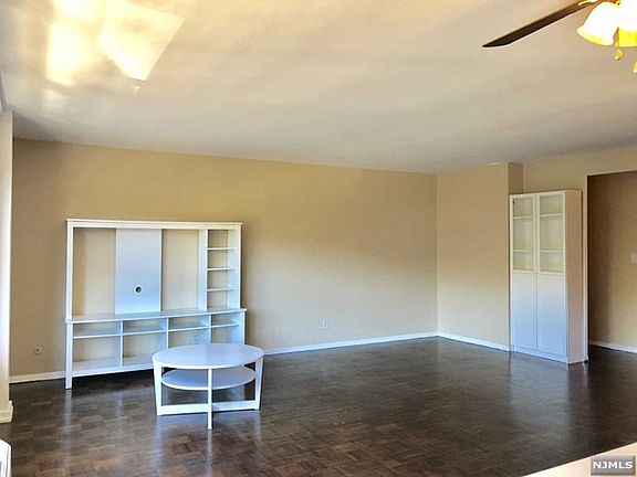 4th image of 2352 Linwood Ave APT 4B