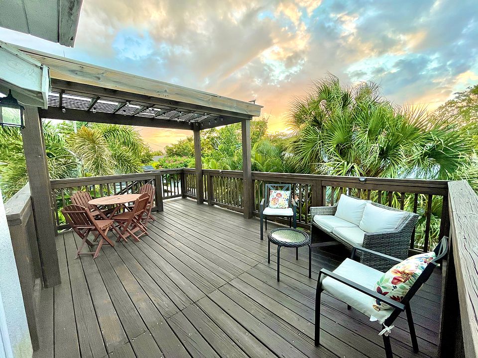 Unit 2 Private deck and entrance *Current Furniture shown*