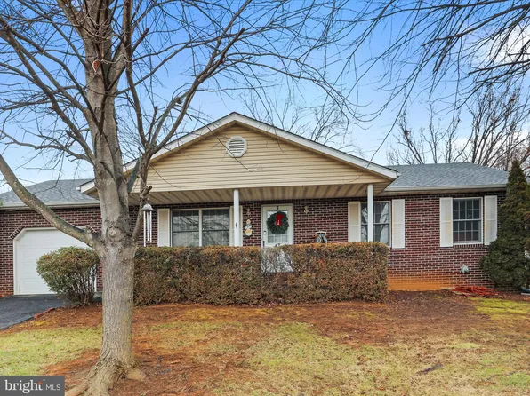 43 Putnam Dr, Inwood, WV 25428