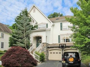 9 Hunters Run, Oakland, NJ 07436