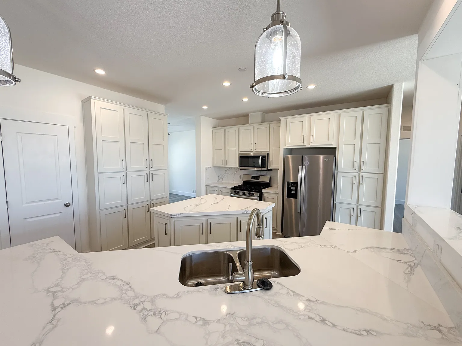 2092 Curtis Dr — Photo 2