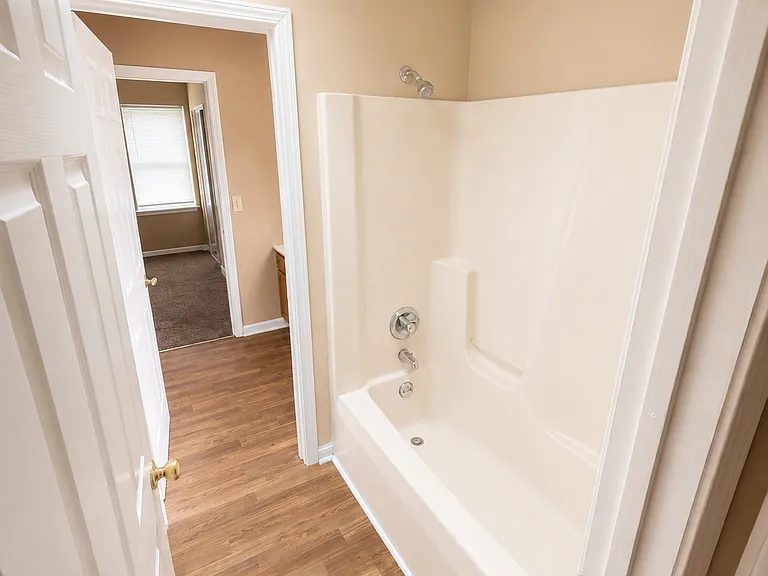 902 Camelot Ct — Photo 5