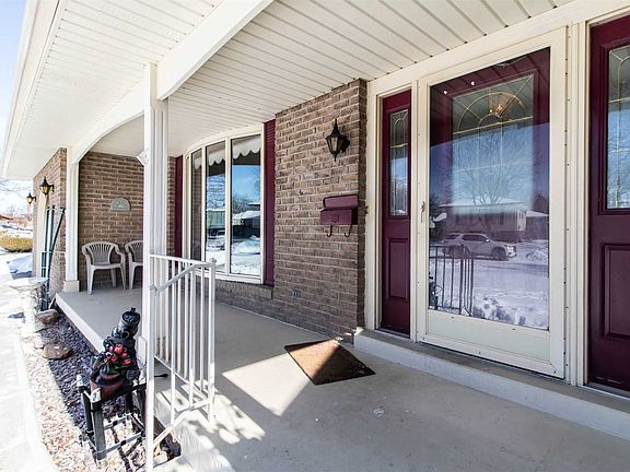 4th image of 9925 Holly Cres