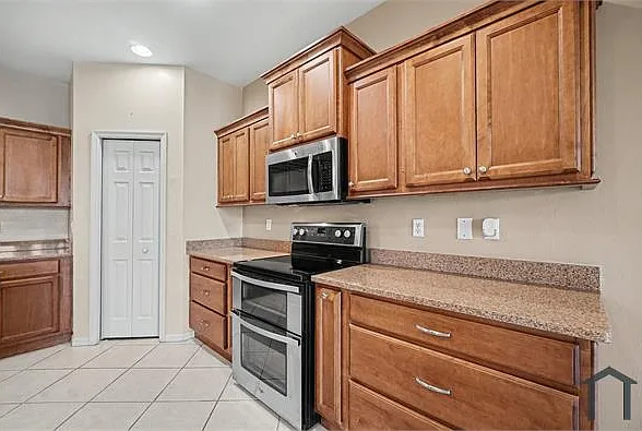 627 SW 47th Ter — Photo 9