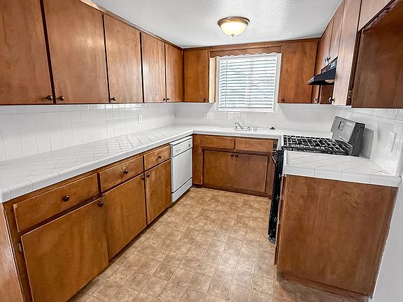 3rd image of 4219 W Myrtle Ave