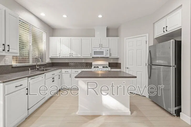 4 bed, 2.5 bath, 2190 sqft, $2,995 — Photo 2
