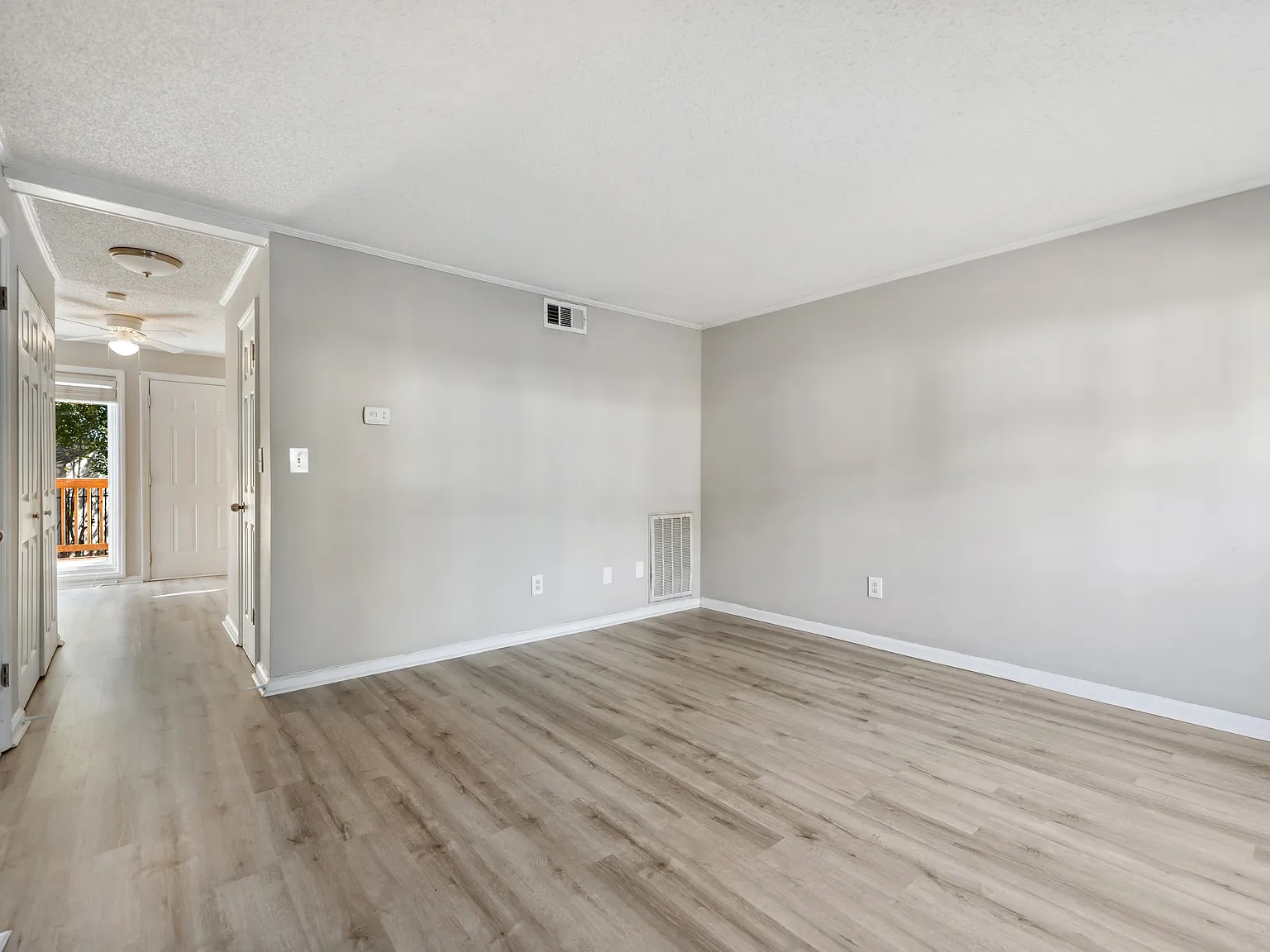 2 bed, 1000 sqft, $1,350 — Photo 2