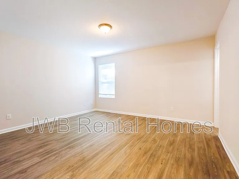 1562 W 32nd St — Photo 8