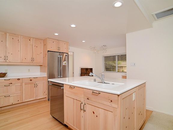 4th image of 821 Laverstock Way