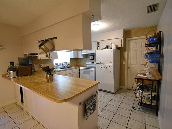 3rd image of 912 S 15th St