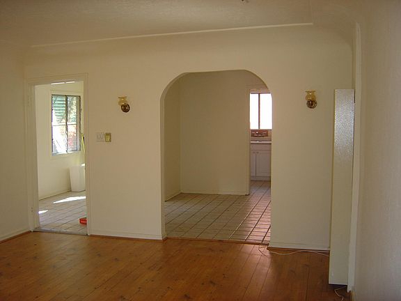Large Foyer & Dining Rm